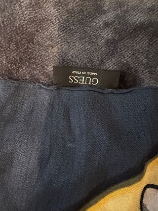 Pañuelo Guess