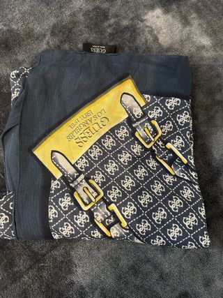 Pañuelo Guess