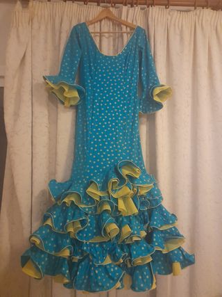 traje de flamenca con lunares dorados