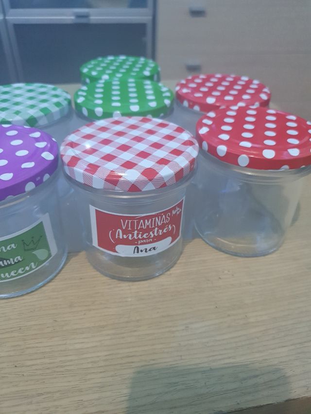 7 botes de vidrio con tapas de colores