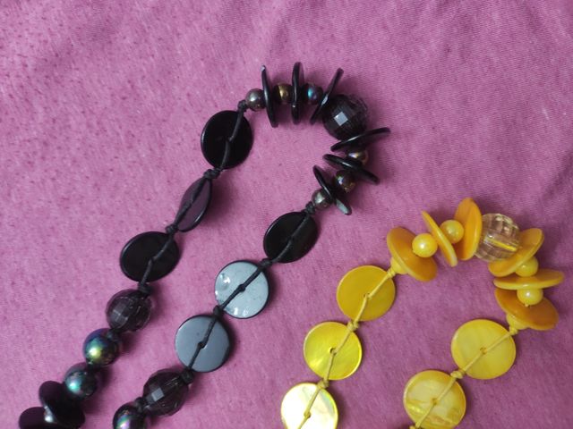2 collares negro y amarillo