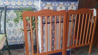 Cuna  de madera, desmontable.