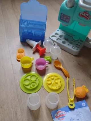 Juego cafetería pastelería Play Doh + regalo.