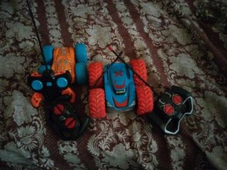JUGUETES 2 COCHES CON 3 MANDOS SE DAN LA VUELTA.
