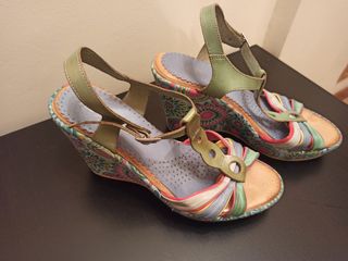 sandalias de cuñas de colores