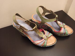 sandalias de cuñas de colores