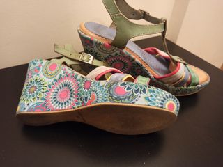 sandalias de cuñas de colores