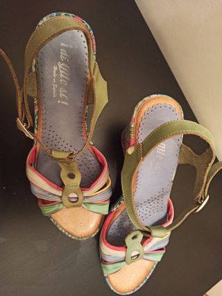 sandalias de cuñas de colores