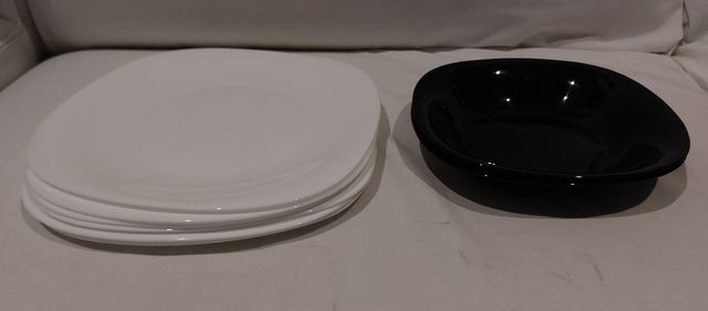 8 platos de cristal cuadrados en blanco y negro.