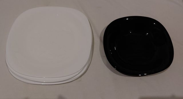 8 platos de cristal cuadrados en blanco y negro.