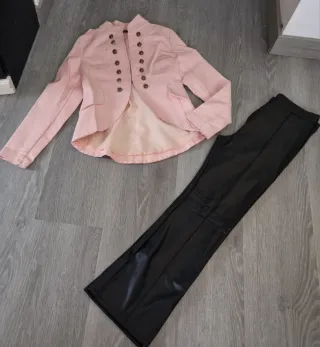 Americana de polipiel y pantalón negro. 