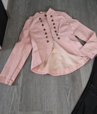 Americana de polipiel y pantalón negro. 