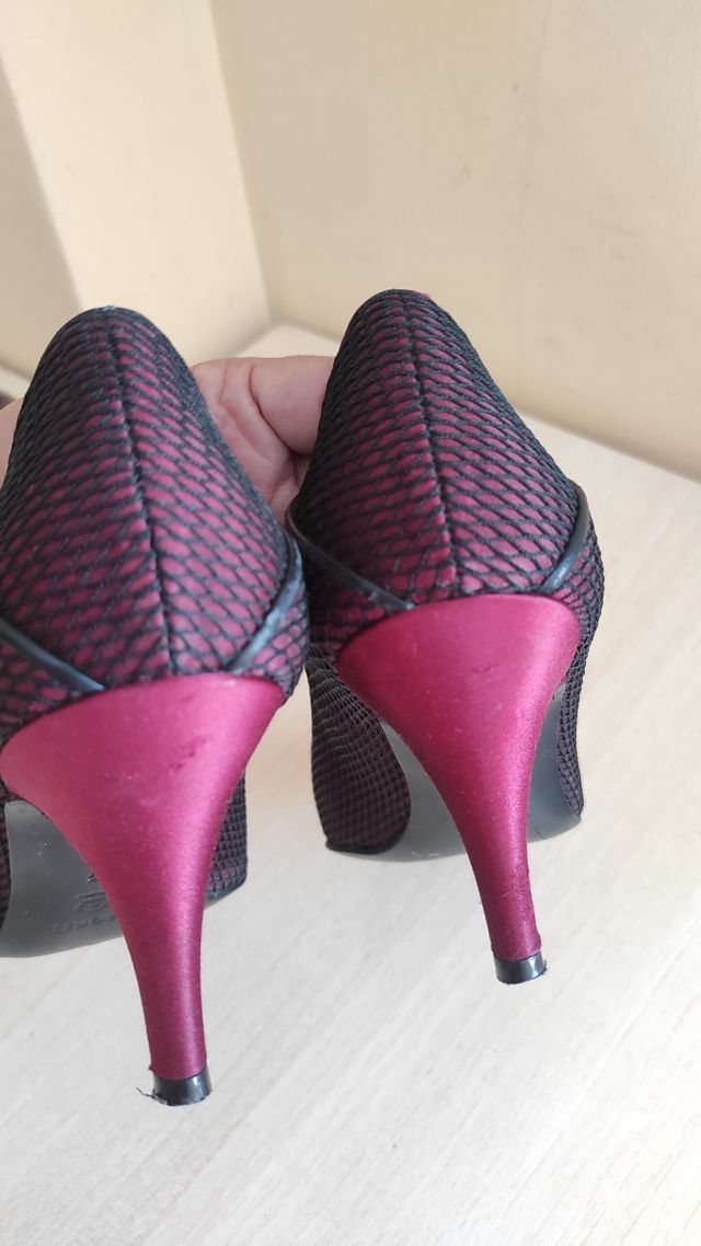 Zapatos elegantes raso burdeos