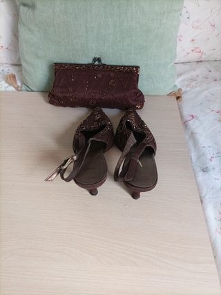 Zapato color chocolate con piedras