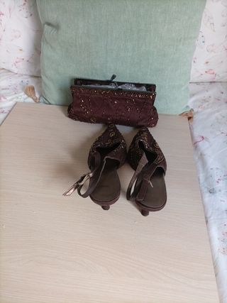Zapato color chocolate con piedras