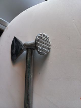 hacha con ablandador de carne