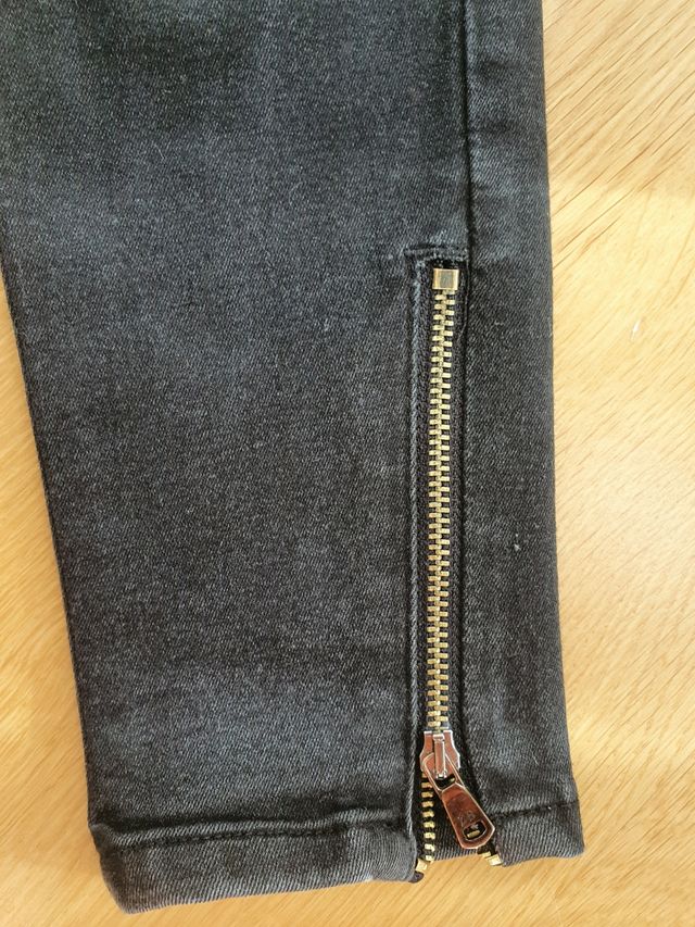 Pantalón Denim cremalleras negro Talla 34 Zara