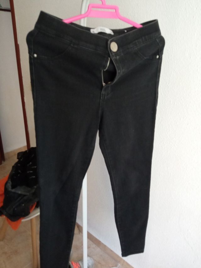 pantalón vaquero negro pitillo elástico