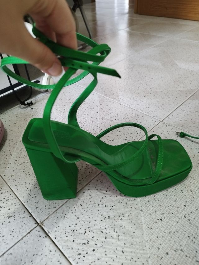 sandalias de tacón verde zara