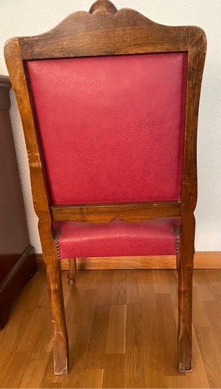 Silla de madera antigua tapizada en cuero rojo