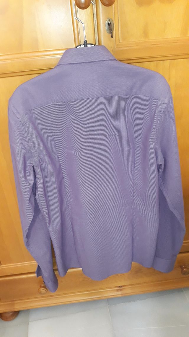 Camisa morada de hombre