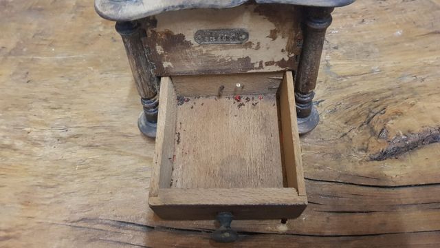 Antiguo molinillo de café