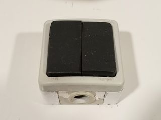 Enchufe, interruptor doble y caja vonexion