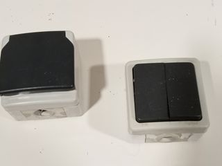 Enchufe, interruptor doble y caja vonexion