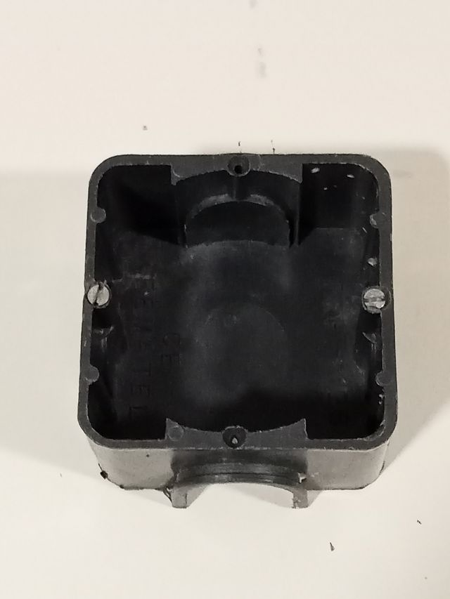 Enchufe, interruptor doble y caja vonexion