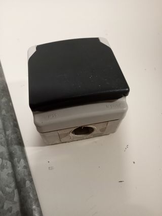 Enchufe, interruptor doble y caja vonexion