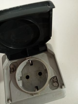 Enchufe, interruptor doble y caja vonexion