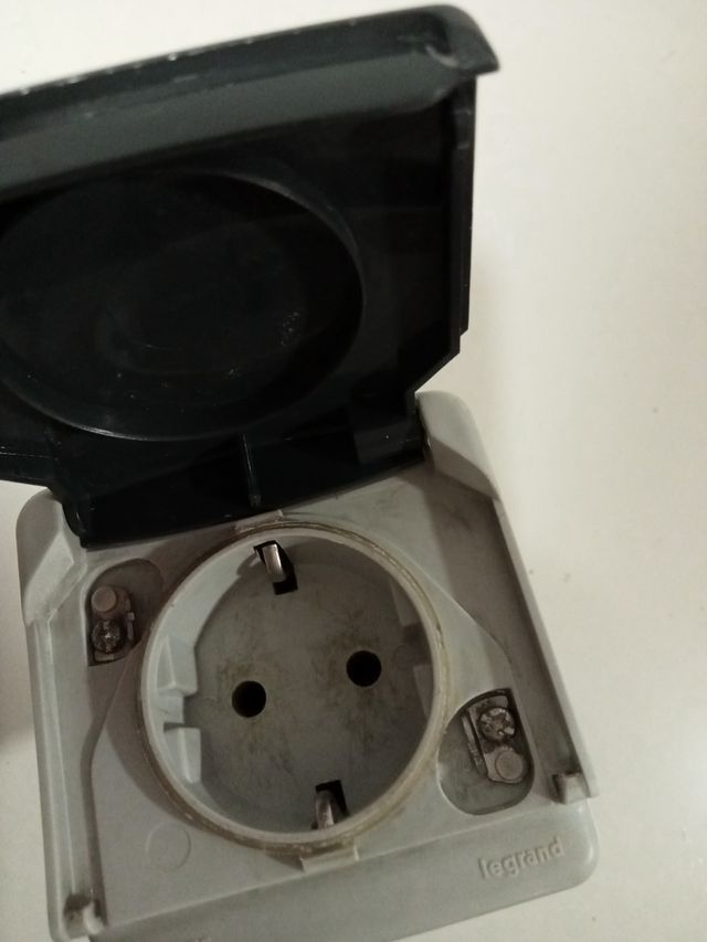 Enchufe, interruptor doble y caja vonexion