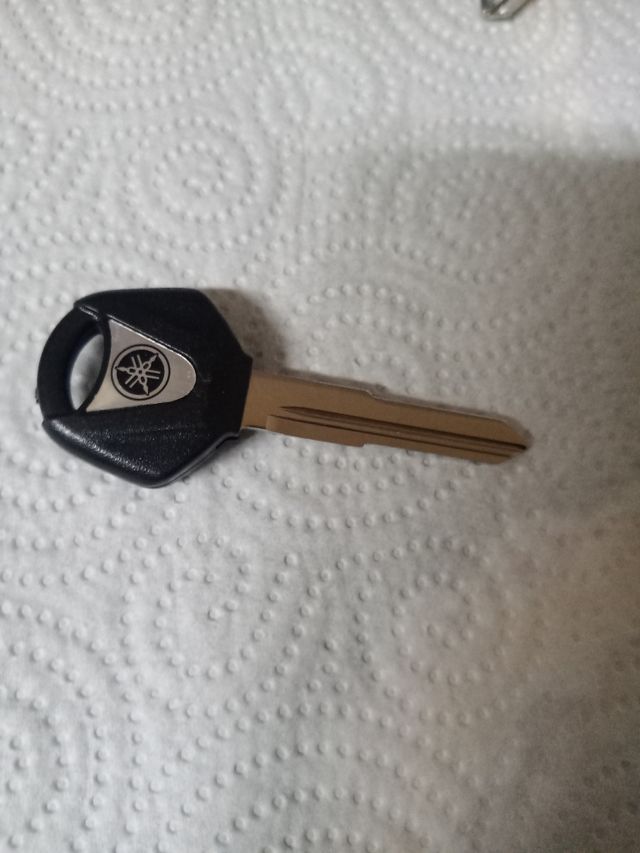1 llave virgen Yamaha negra, azul o roja