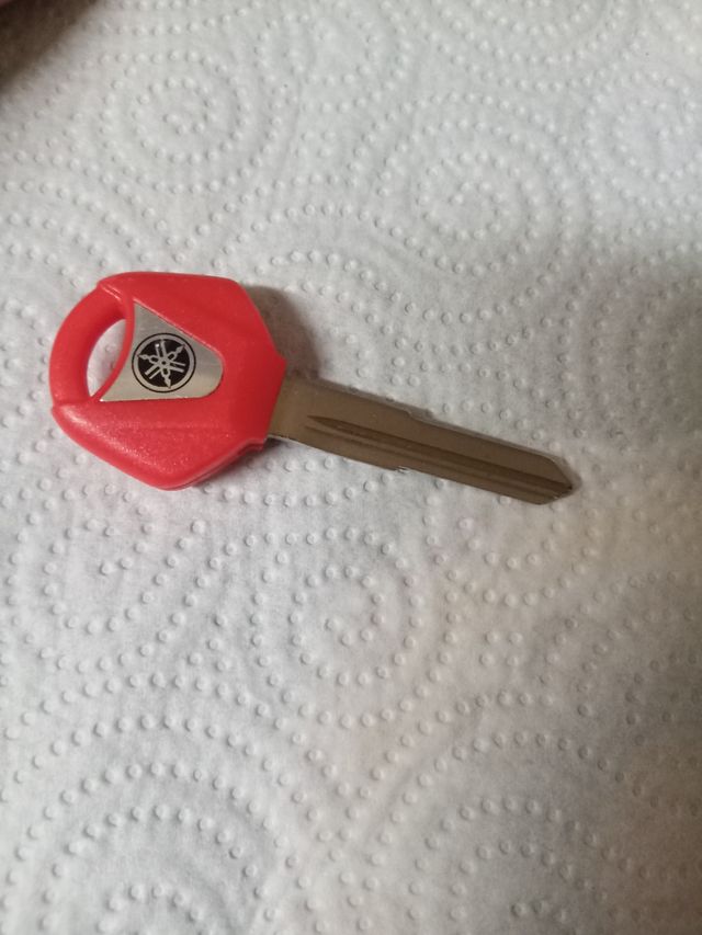 1 llave virgen Yamaha negra, azul o roja