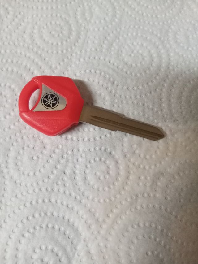 1 llave virgen Yamaha negra, azul o roja