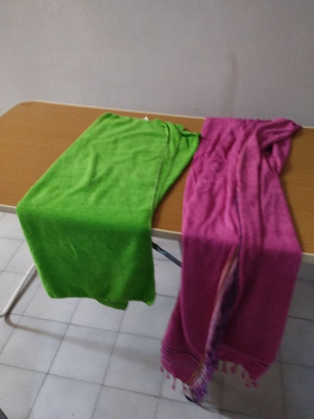 se vende dos toallas una verde lisa la otra