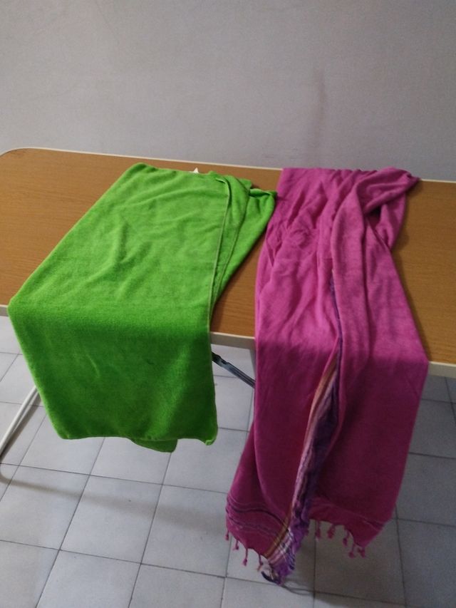 se vende dos toallas una verde lisa la otra