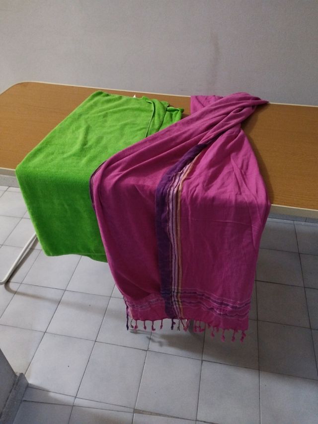 se vende dos toallas una verde lisa la otra