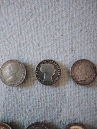 antiguas monedas de plata y caja para guardarlas