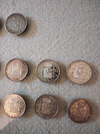 antiguas monedas de plata y caja para guardarlas