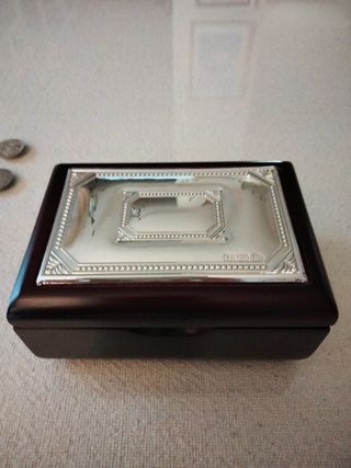 antiguas monedas de plata y caja para guardarlas