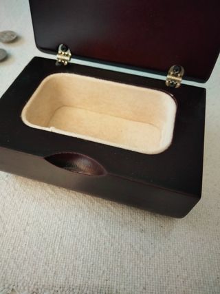 antiguas monedas de plata y caja para guardarlas