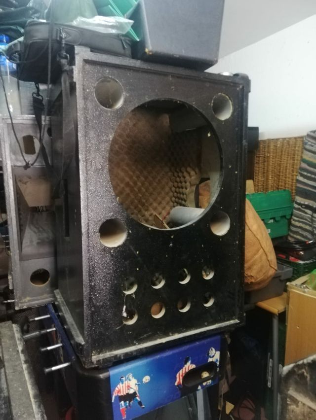 Pareja de cajas acústicas vacías graves de segunda mano por 200 EUR en Madrid en WALLAPOP Pareja de cajas acústicas vacías graves de segunda mano por 200 EUR en Madrid en WALLAPOP