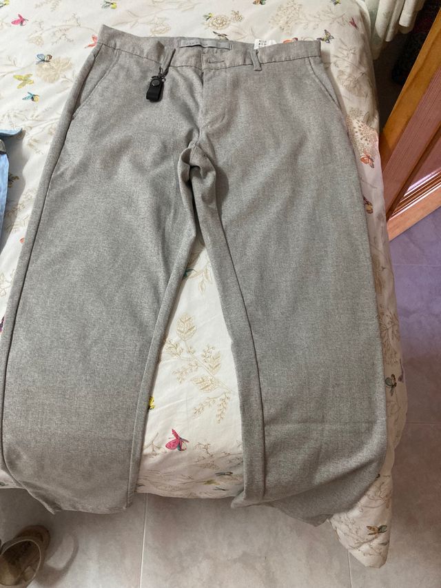 Pantalón gris de vestir talla 38 marca Zara