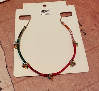 Colgante de hilo y abalorios