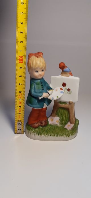 Figura niña pintando