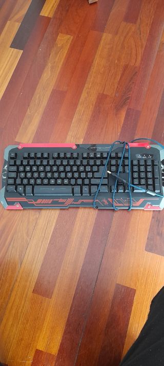 Teclado para pc por usb em bom estado com rgb