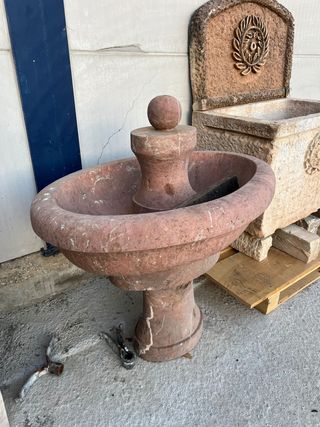 Fuente central de mármol rojo ovalada.