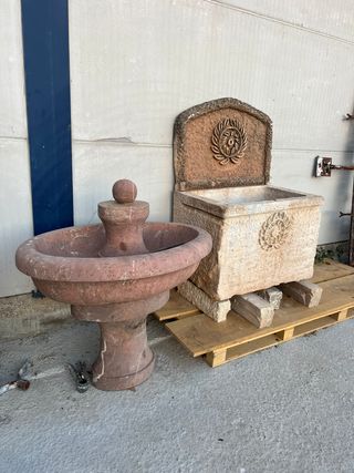 Fuente central de mármol rojo ovalada.