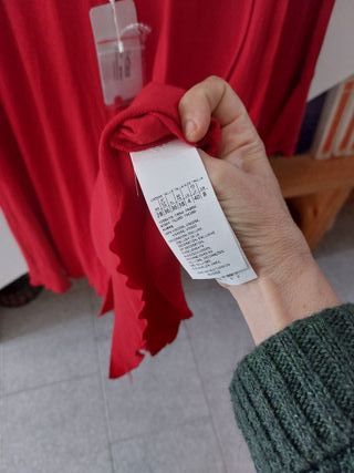 Abito rosso con decorazioni